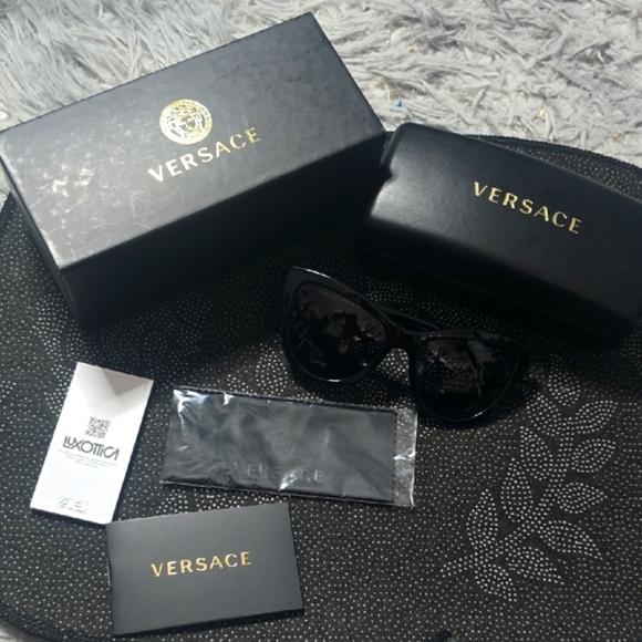 Versace Black W/ Iconic Design On Sides Women's Sunnies (NWT)(FULL INCLUSION)🖤✨ - Picture 2 of 8